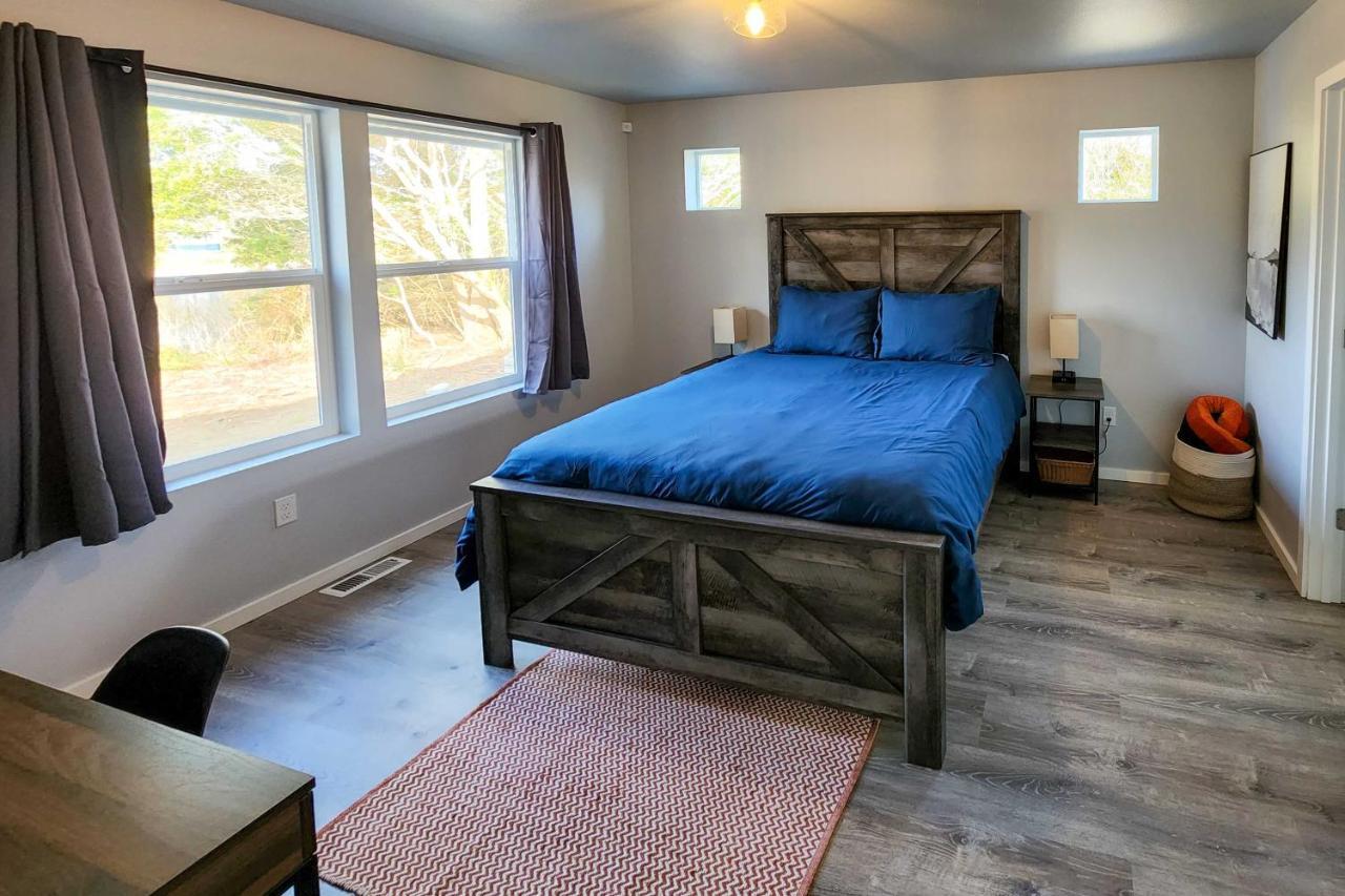 Canal Cottage Retreat With Dock And Waterfront Views Ocean Shores Ngoại thất bức ảnh